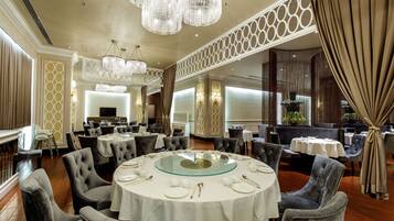 Daily buffet breakfast (HKD 100 per person)