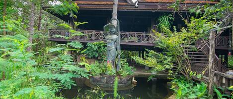 Se sirven desayunos y almuerzos; cocina camboyana; con vista al jardín