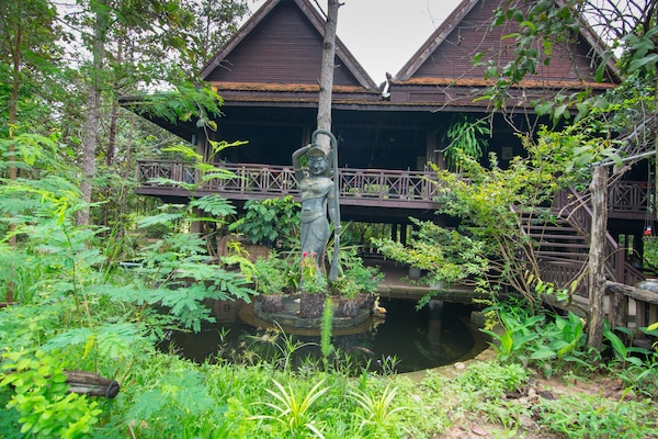 Breakfast, lunch, dinner served; Cambodian cuisine, garden views