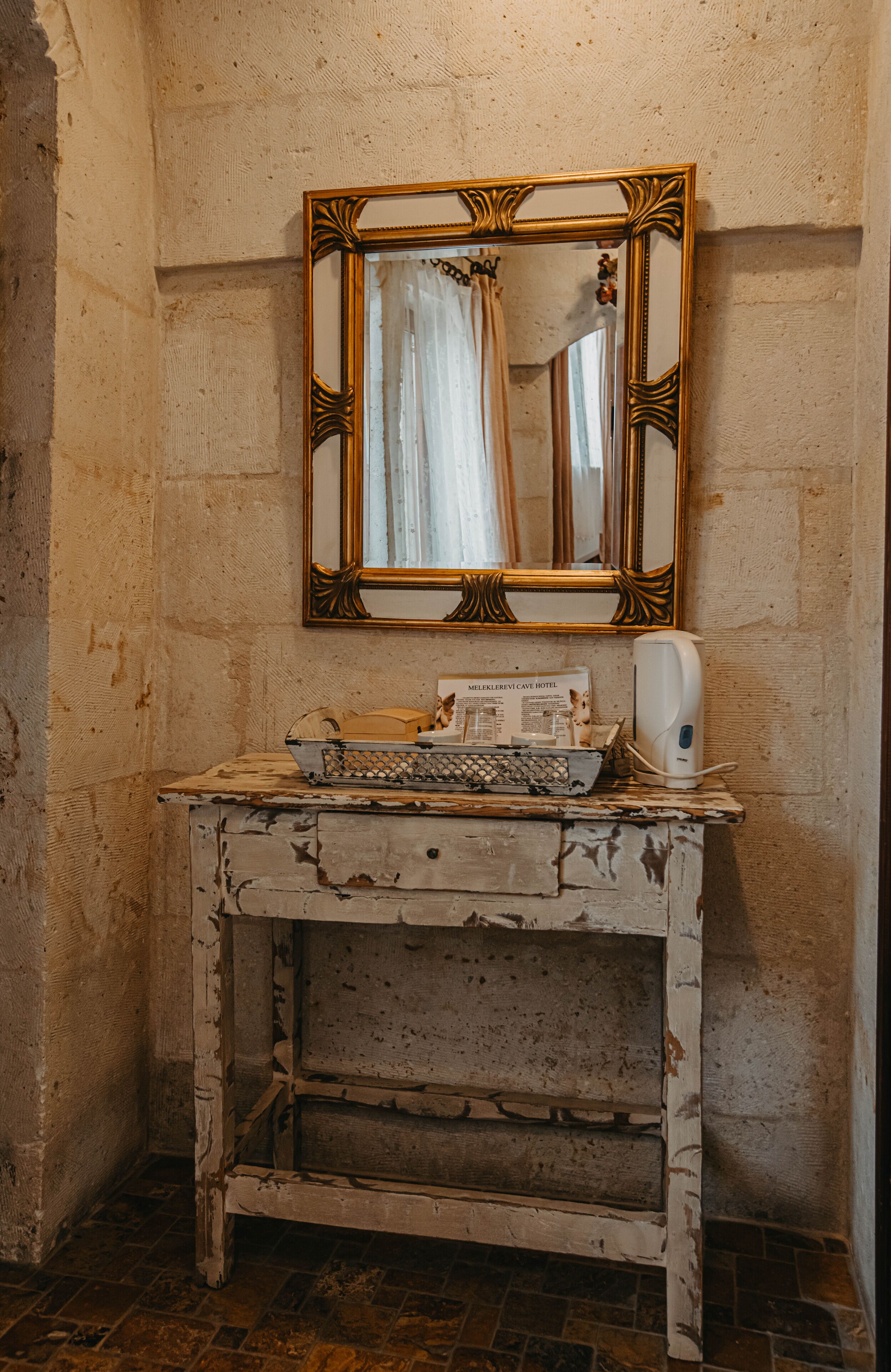 deluxe cave room | bathroom | shower, hydromassage showerhead, free toiletries, hair dryer