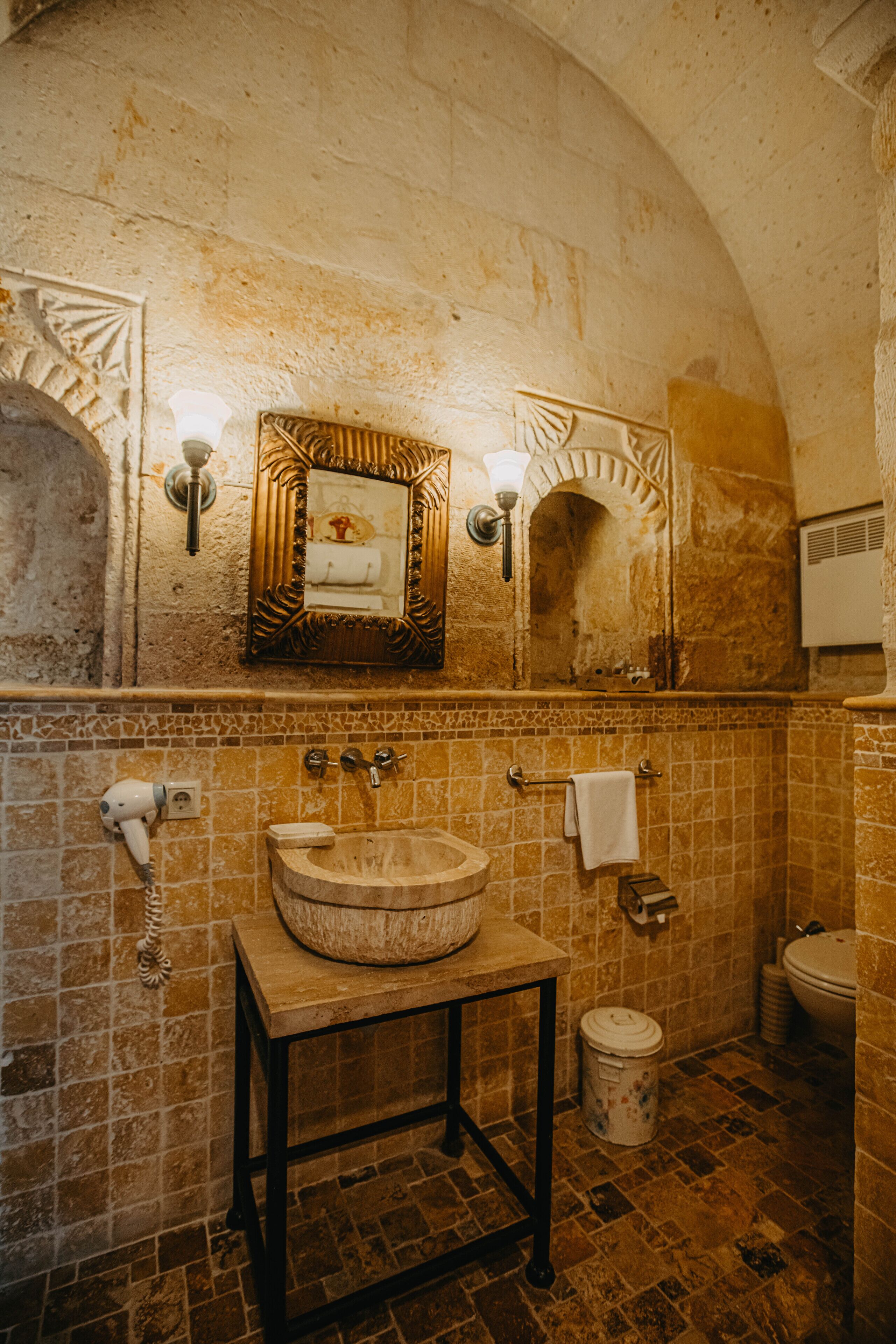 deluxe cave room | bathroom | shower, hydromassage showerhead, free toiletries, hair dryer