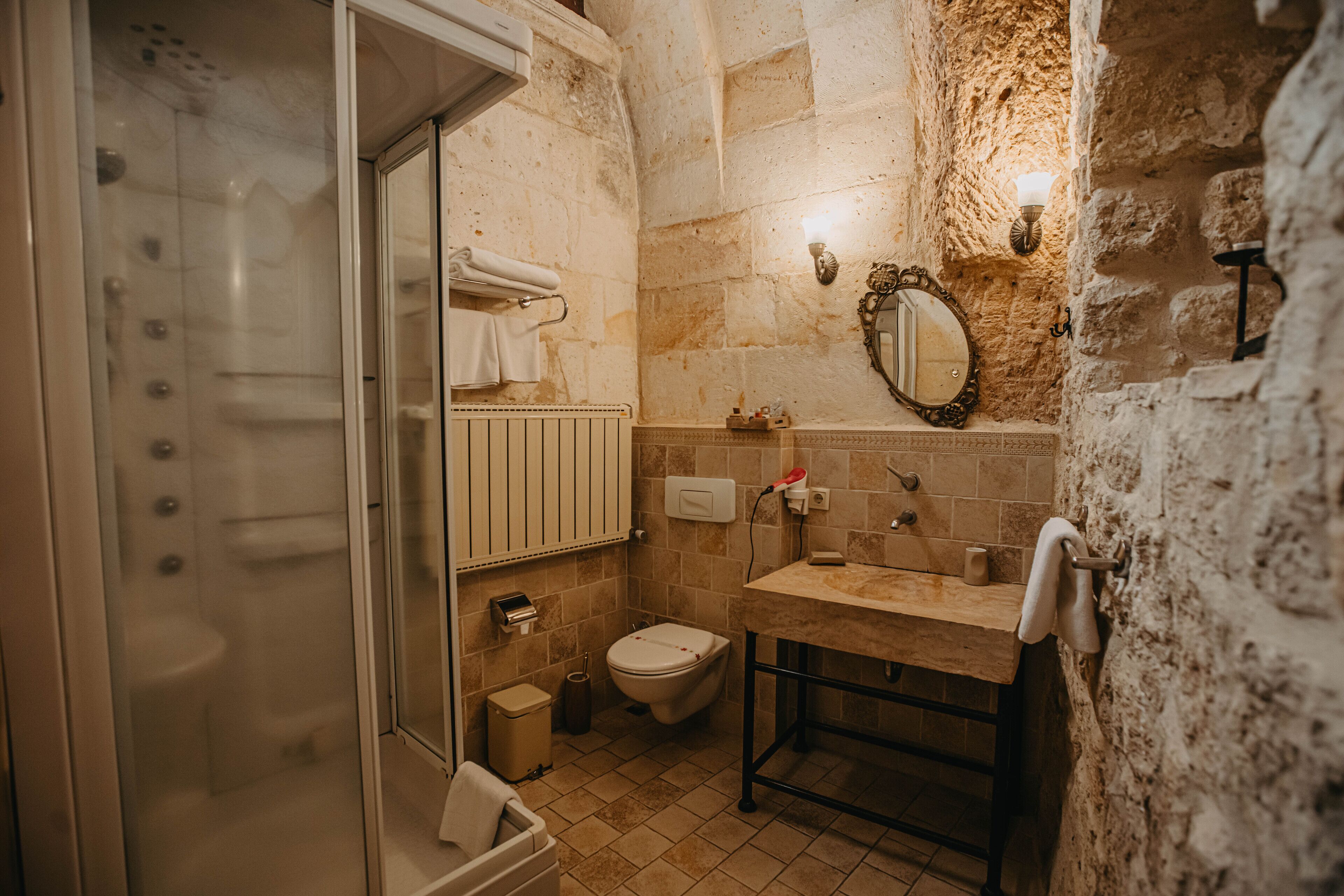 deluxe cave room | bathroom | shower, hydromassage showerhead, free toiletries, hair dryer