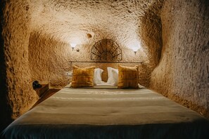 Premium bedding, in-room safe, individually decorated - Meleklerevi Cave Hotel (Ürgüp)