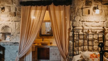 Junior Cave Suite | Bathroom | Shower, hydromassage showerhead, free toiletries, hair dryer