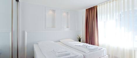 Departamento | Muebles diferentes, escritorio y cortinas blackout