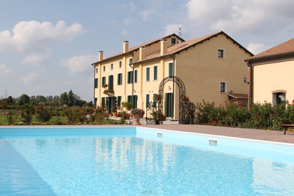 Seasonal outdoor pool, pool umbrellas, pool loungers - Agriturismo Millefiori Corte delle Rose (Rovigo)
