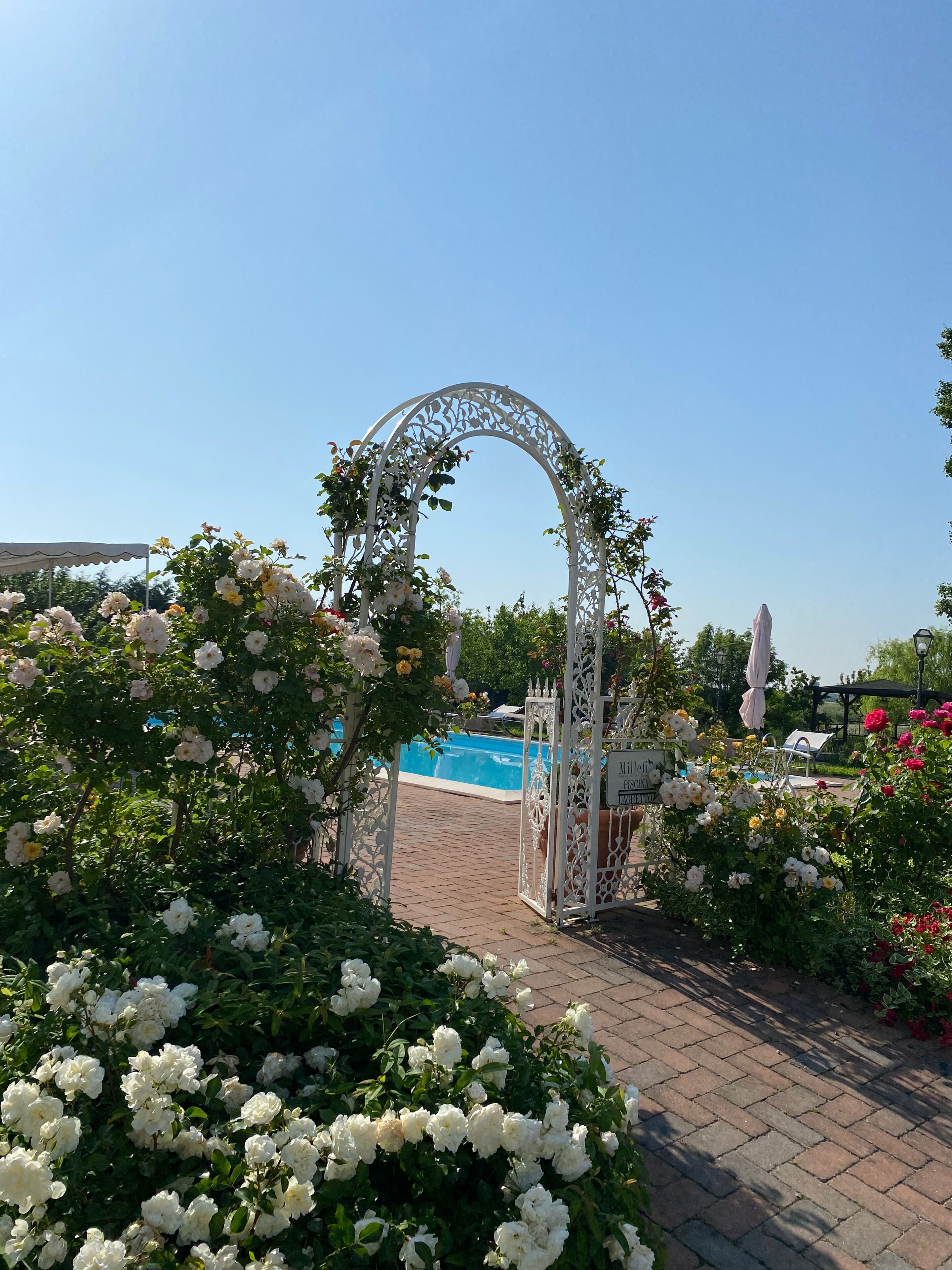 Piscina stagionale all'aperto, ombrelloni da piscina, lettini