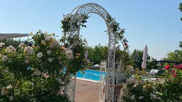 Piscina stagionale all'aperto, ombrelloni da piscina, lettini
