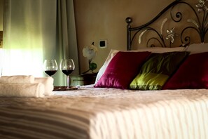 Bộ đồ giường cao cấp, bàn, phòng cách âm 