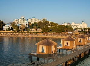 En privat strand, liggestole, parasoller, badehåndklæder