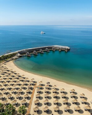Private beach, sun-loungers, beach umbrellas, beach towels - Rubi Platinum Spa Resort & Suites - All Inclusive (Alanya)