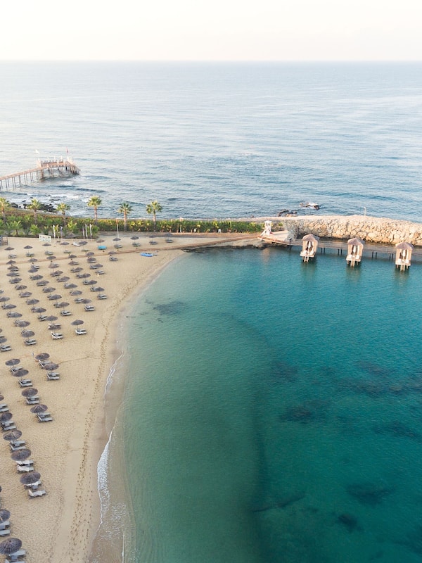 Privat strand, solstolar, parasoller och strandhanddukar
