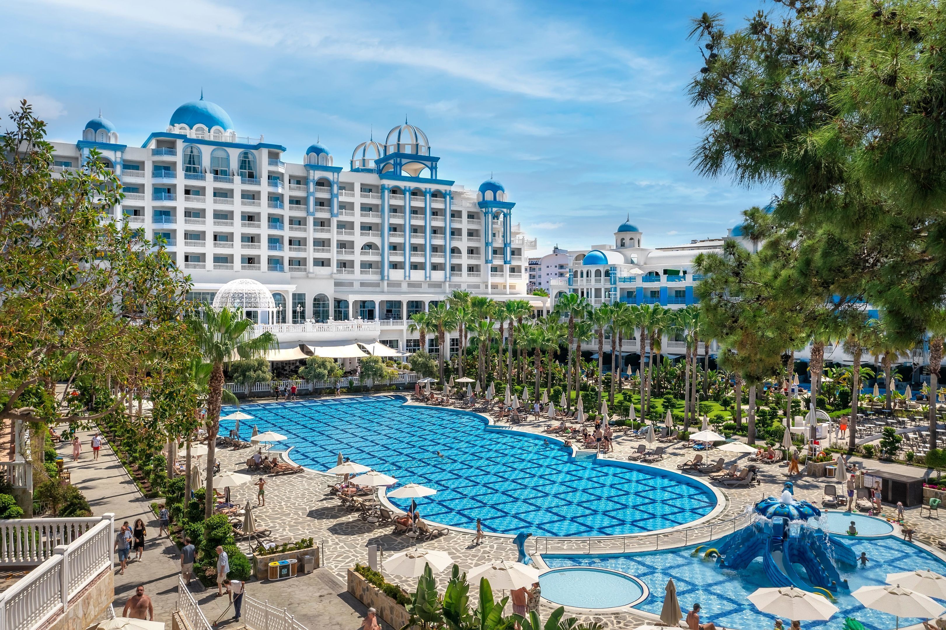 Alberca techada, 3 albercas al aire libre y sombrillas en la alberca