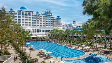 Alberca techada, 3 albercas al aire libre y sombrillas en la alberca