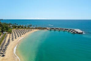 Private beach, sun loungers, beach umbrellas, beach towels - Rubi Platinum Spa Resort & Suites - All Inclusive (Alanya)
