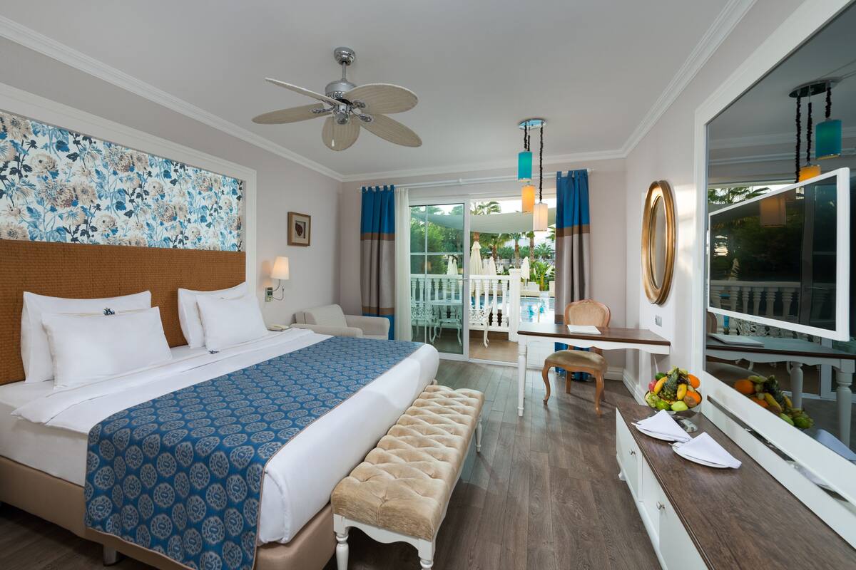Deluxe Room, Pool Access | Premium bedding, minibar (free items), in-room safe, desk