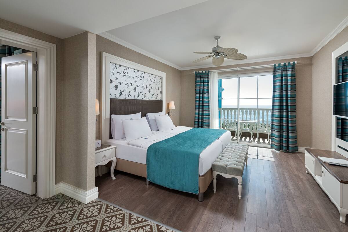 King Suite, Sea View | Premium bedding, minibar (free items), in-room safe, desk