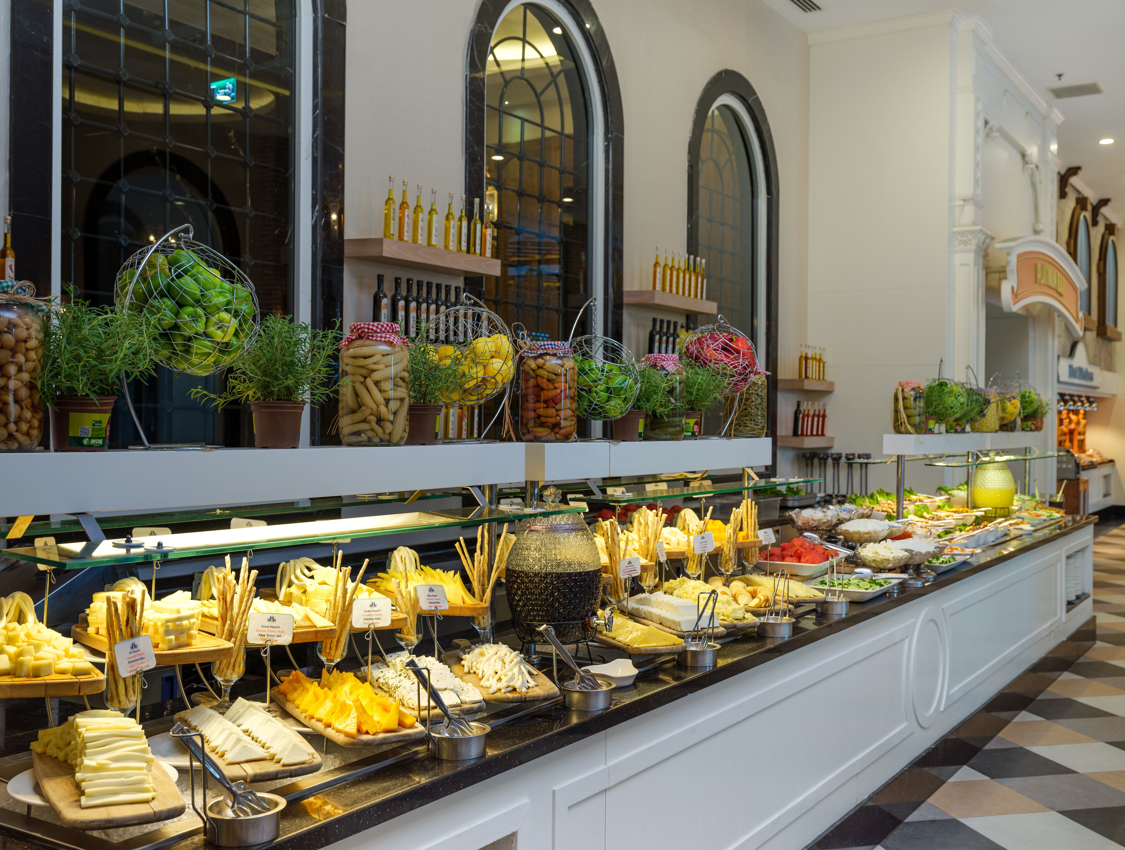 Ein Buffet mit verschiedenen Speisen und Beilagen.