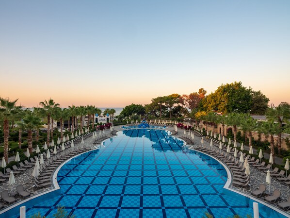 Indoor pool, 3 outdoor pools, pool umbrellas, pool loungers