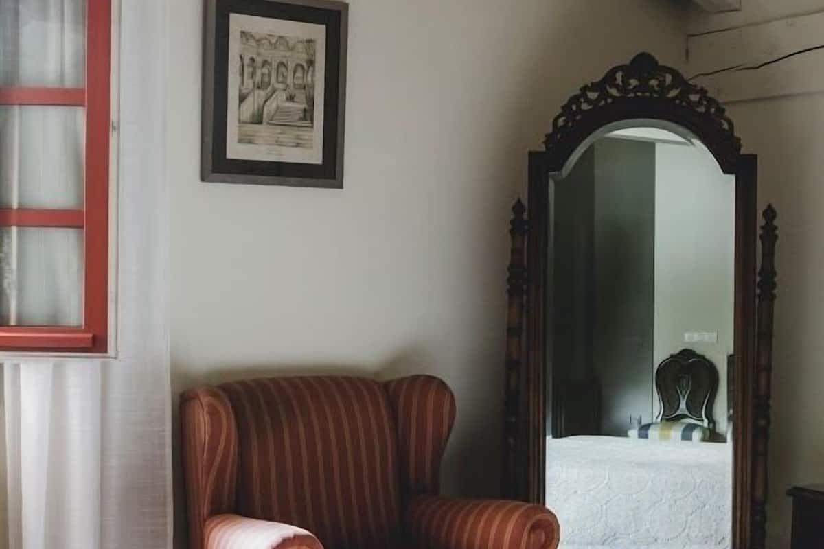Suite | Een bureau, babybedden, gratis wifi