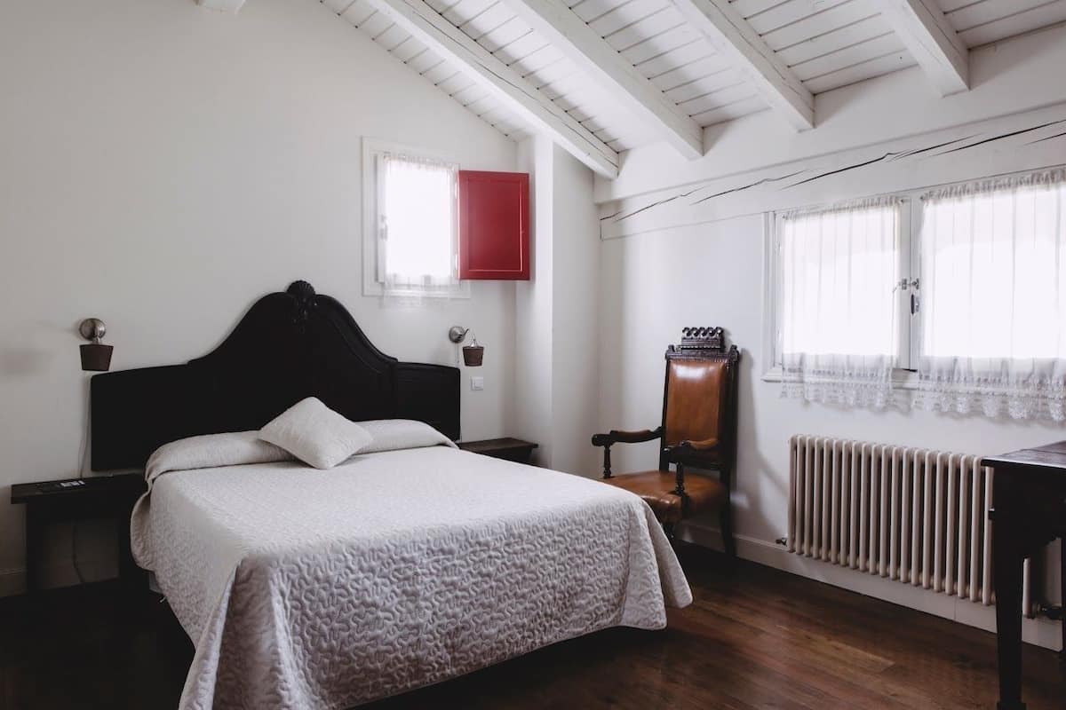 Een bureau, babybedden, gratis wifi