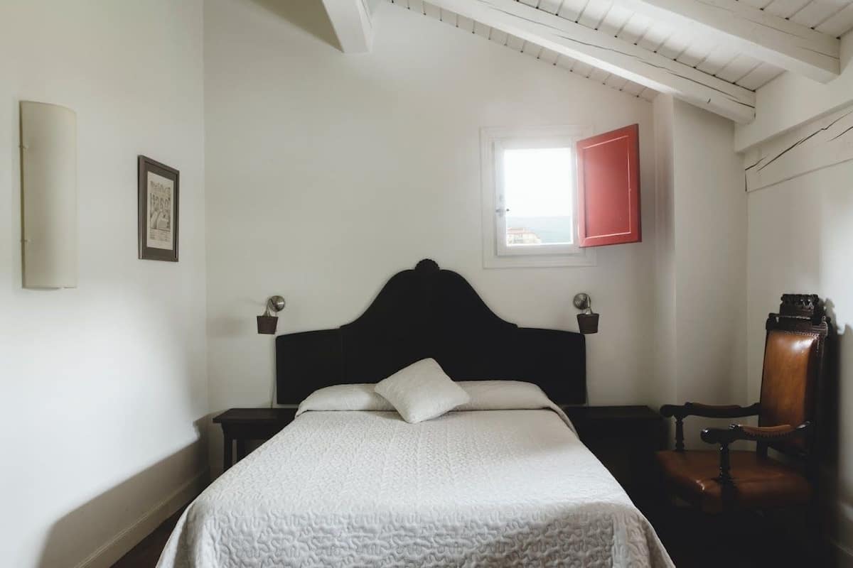 Quarto casal | Escrivaninha, berços (sobretaxa), Wi-Fi de cortesia