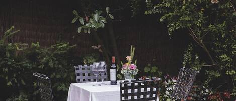 Lunch and dinner served, Regional cuisine