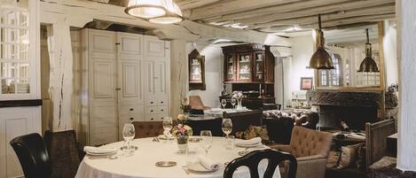 Se sirven comidas, cenas y cocina regional