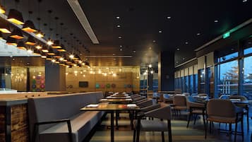 供應早餐、午餐、晚餐;多國菜