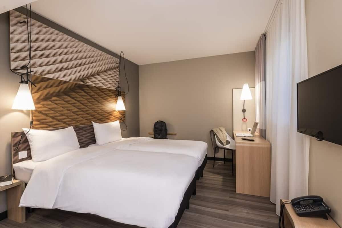 Room, 2 Single Beds | Hypo-allergenic bedding, pillow-top beds, desk, soundproofing