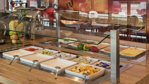 A buffet with various food items and utensils. - Ibis Muenchen City Ost (Munich)