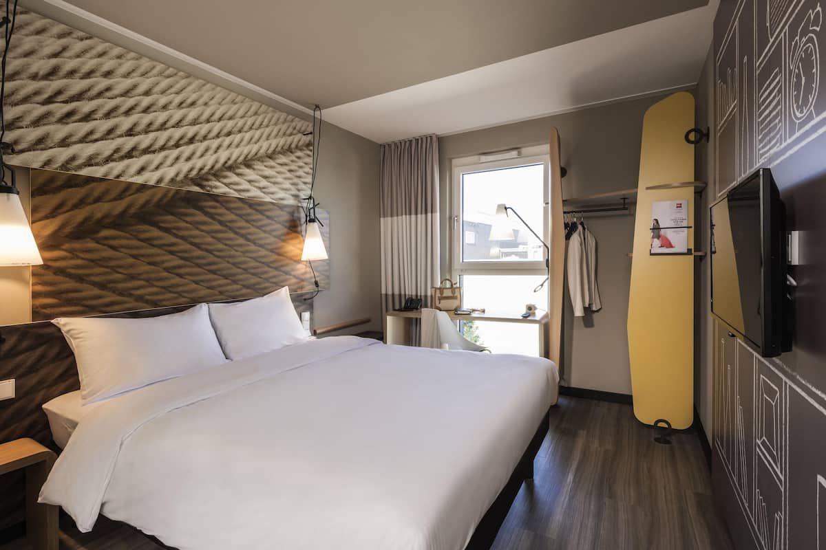 Habitación, 1 cama doble | Ropa de cama hipoalergénica, caja fuerte, escritorio