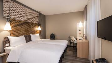 Habitació, 2 llits individuals | Roba de llit hipoal·lergògena, caixa forta a l'habitació i escriptori