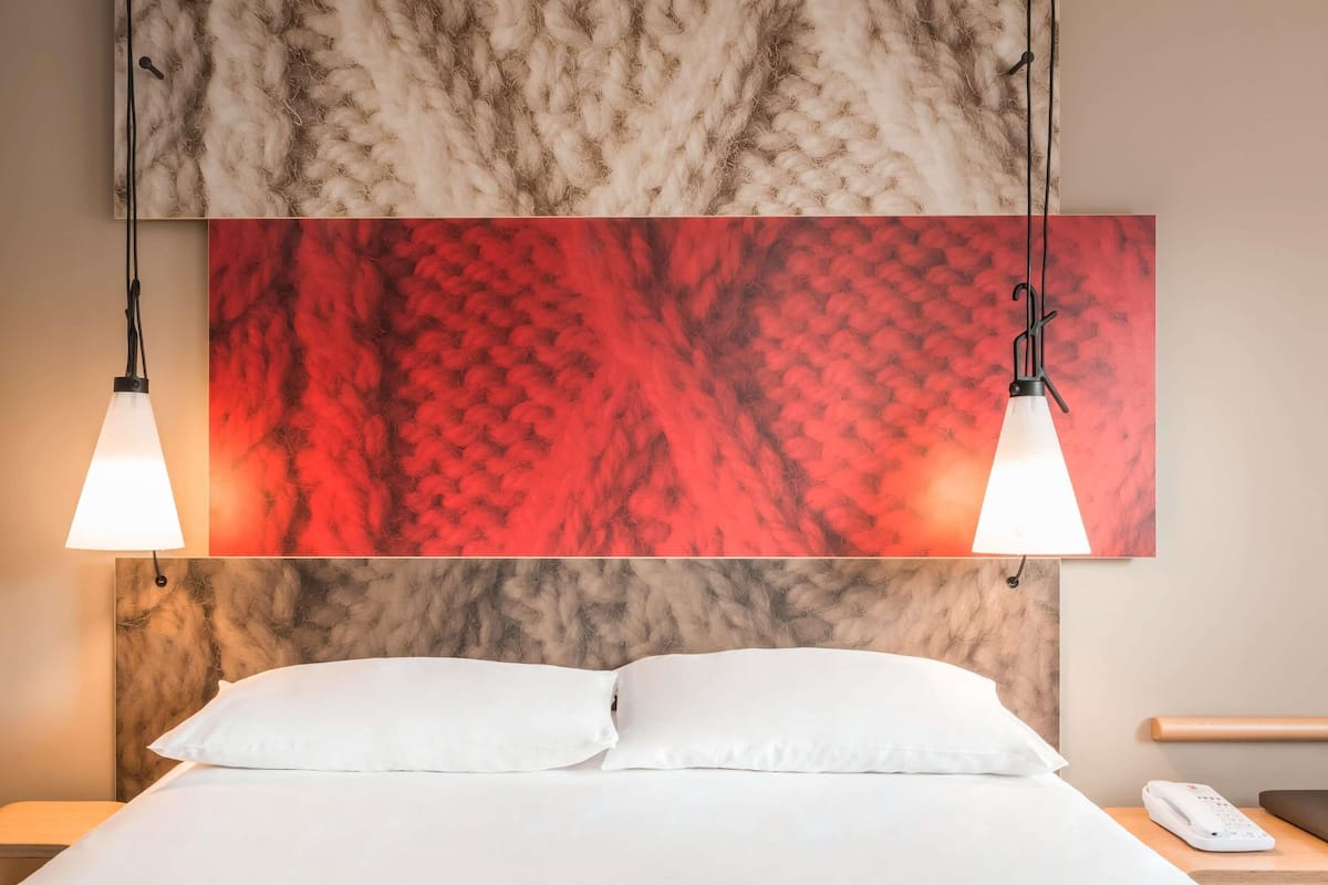 Hypo-allergenic bedding, in-room safe, desk, soundproofing