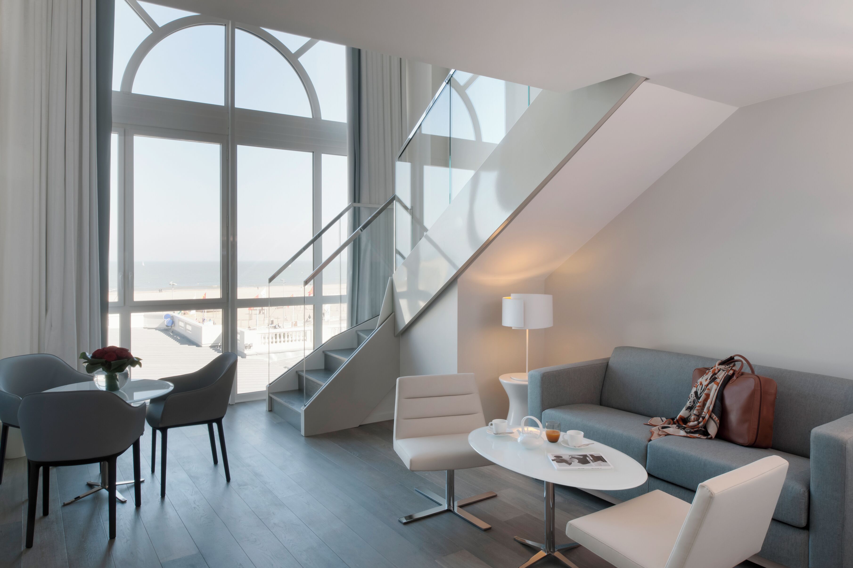 ห้องสวีท, เตียงคิงไซส์ 1 เตียง, วิวทะเล (Reine des Plages) | เครื่องนอนระดับพรีเมียม, เตียงพร้อมฟูกเสริมที่นอน, มินิบาร์