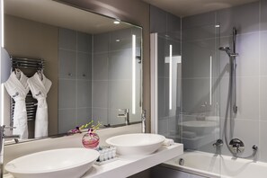 Ropa de cama de alta calidad, camas con pillow-top y minibar