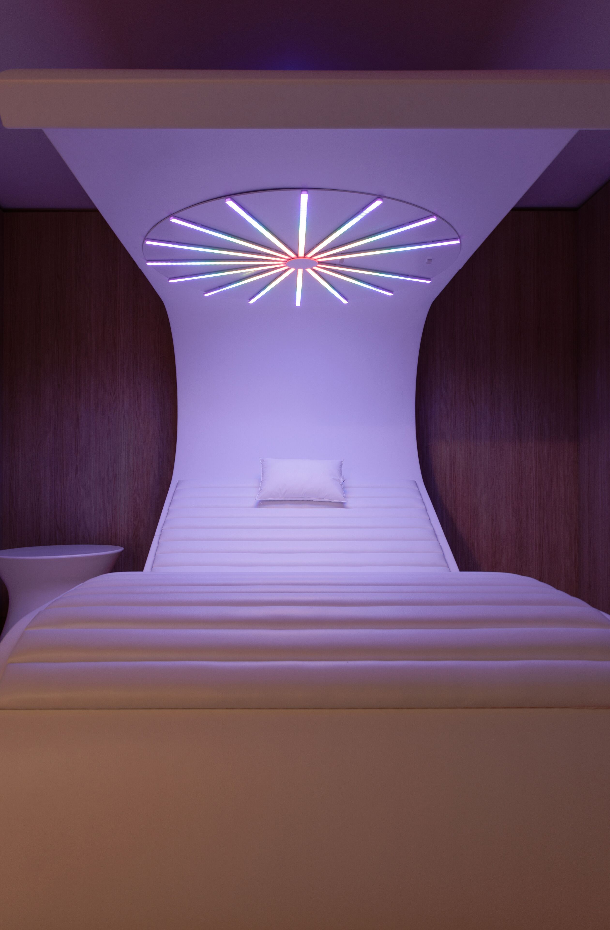 Une chambre à coucher moderne avec un design de plafond original, un lit et une table de chevet.