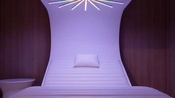 Une chambre à coucher moderne avec un design de plafond original, un lit et une table de chevet.