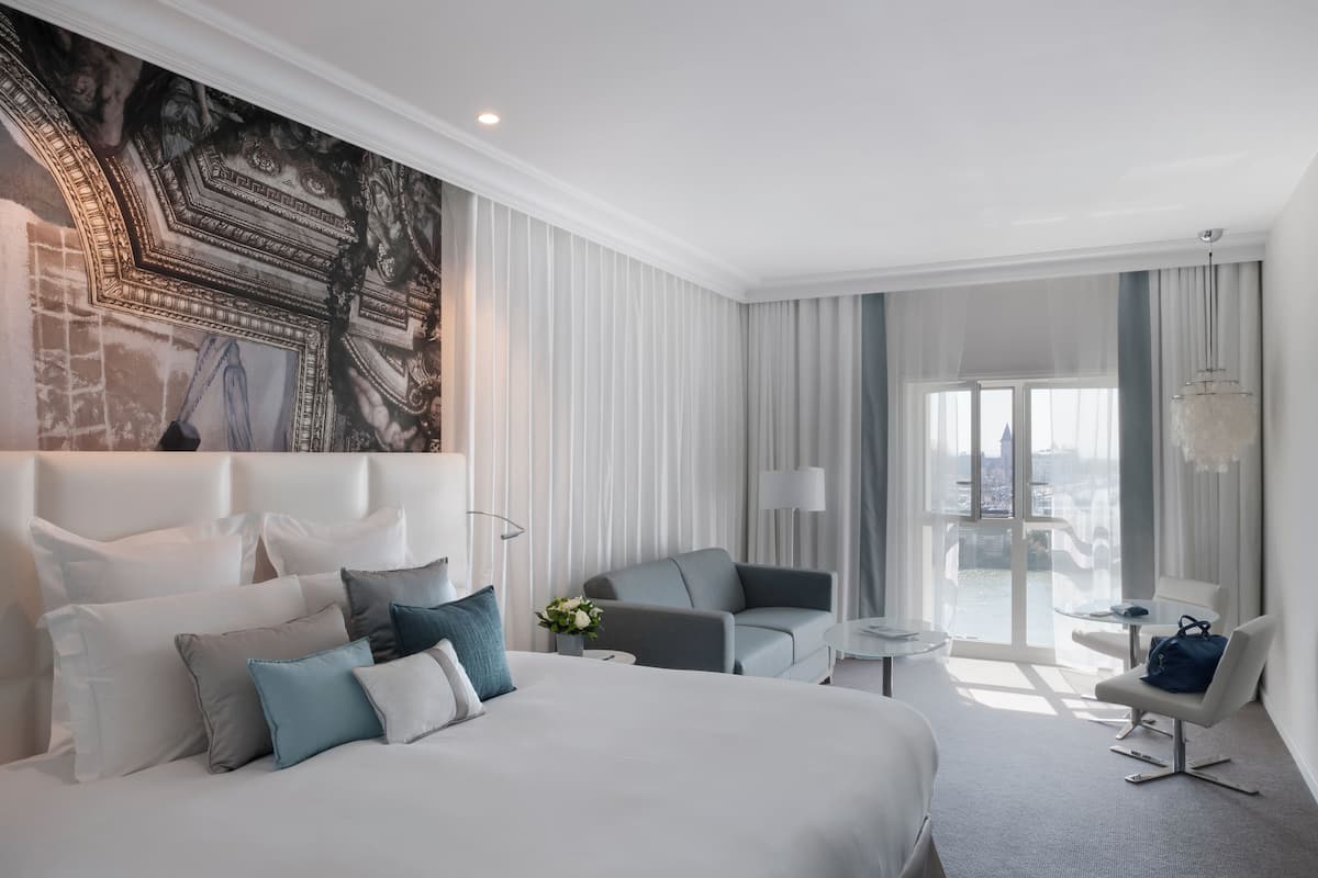 Literie de qualité, lit avec matelas à plateau-coussin, minibar