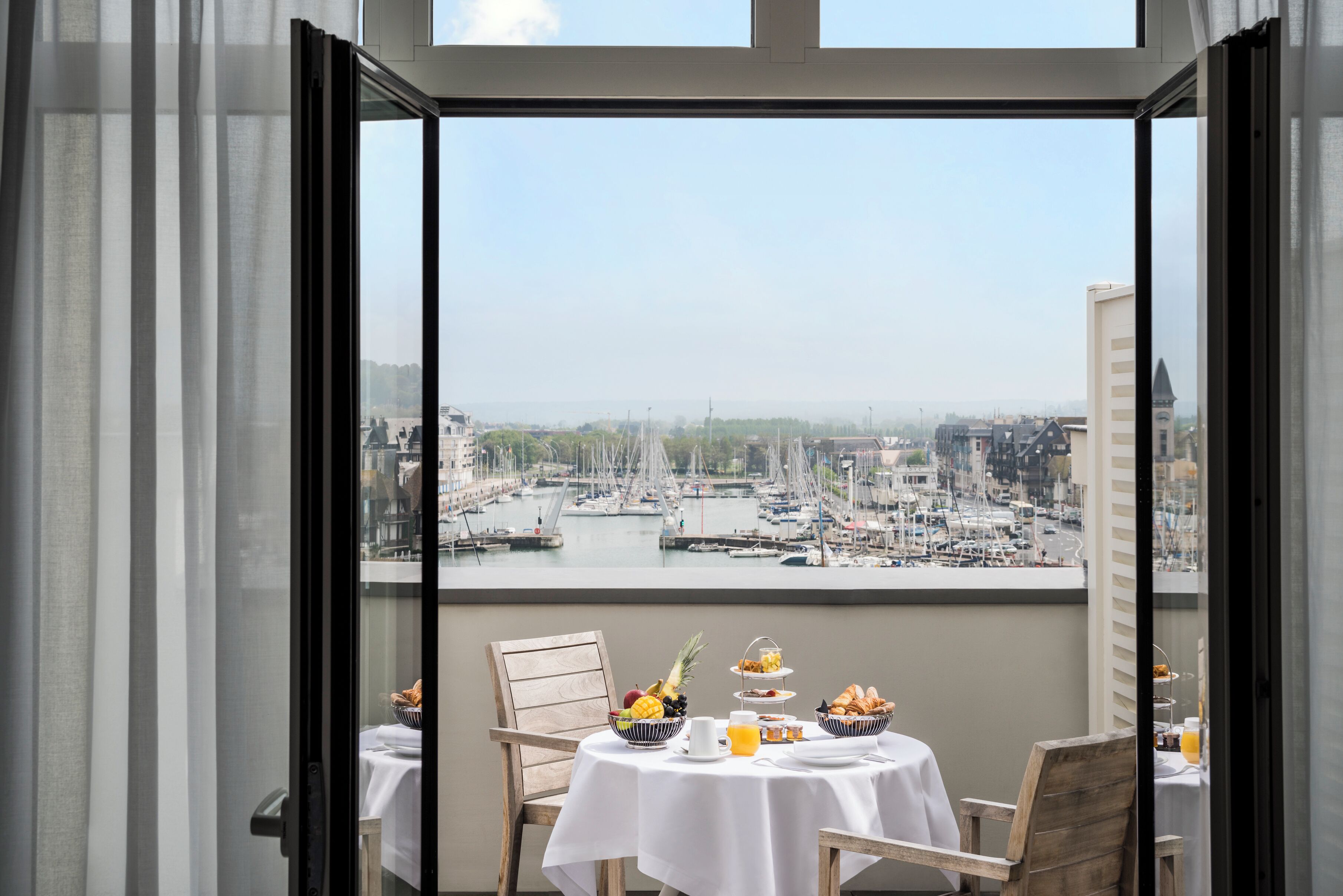 Premium bedding, pillow-top beds, minibar, in-room safe