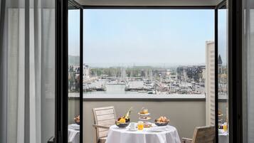 Premium bedding, pillow-top beds, minibar, in-room safe