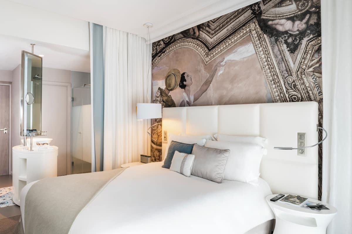 Literie de qualité, lit avec matelas à plateau-coussin, minibar