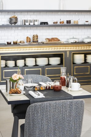 Colazione a buffet, servita tutte le mattine (32 EUR a persona) 