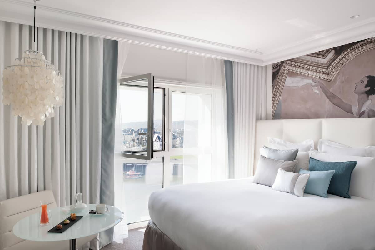 Literie de qualité, lit avec matelas à plateau-coussin, minibar