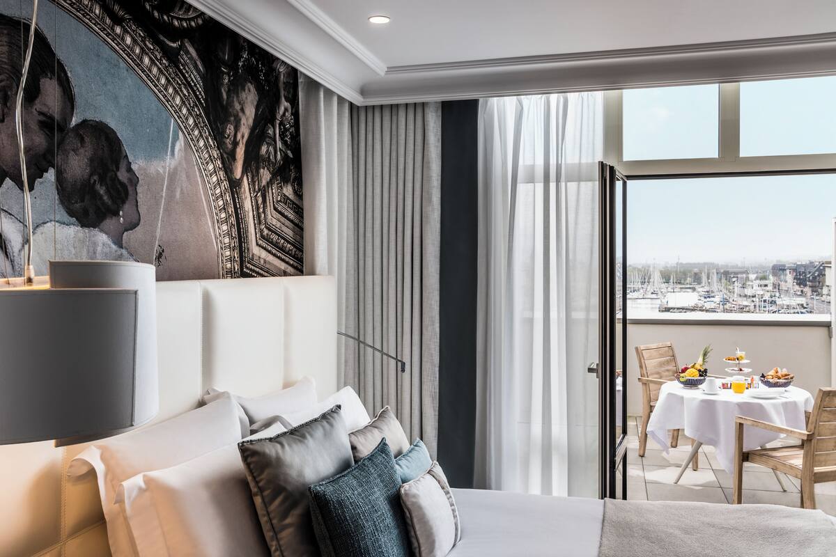 Chambre Deluxe, terrasse | Literie de qualité, lit avec matelas à plateau-coussin, minibar
