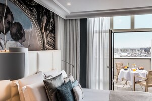 Ropa de cama de alta calidad, colchones con pillow-top y minibar 