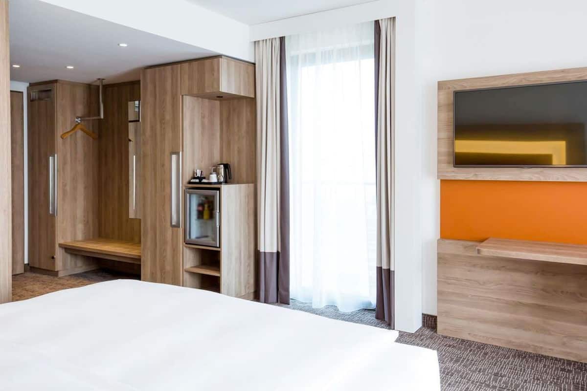 Hypo-allergenic bedding, minibar, in-room safe, desk