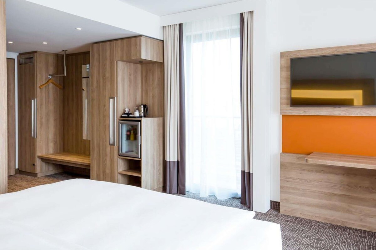 Executive Room, 1 King Bed | Hypo-allergenic bedding available, minibar, in-room safe, desk