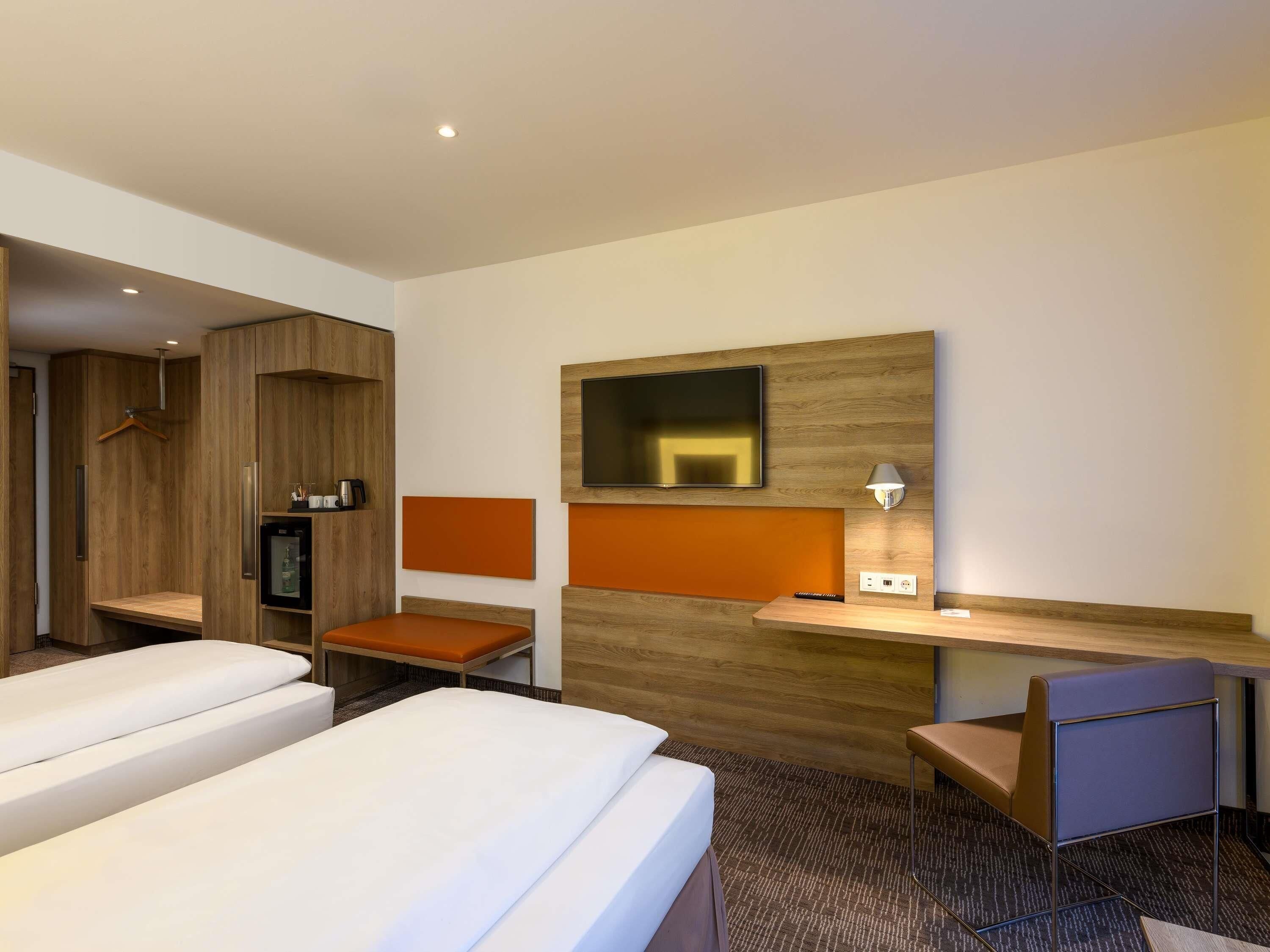 Hypo-allergenic bedding, minibar, in-room safe, desk