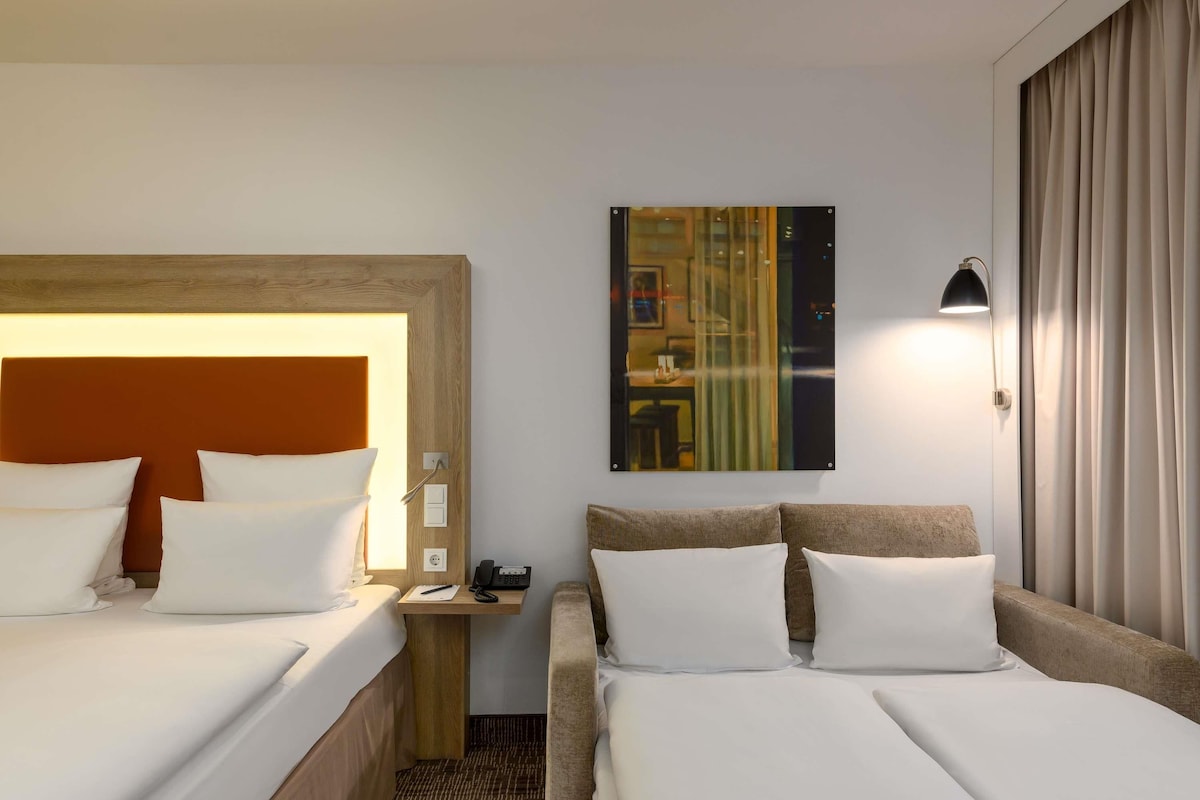 Standard Room, 1 Queen Bed | Hypo-allergenic bedding available, minibar, in-room safe, desk